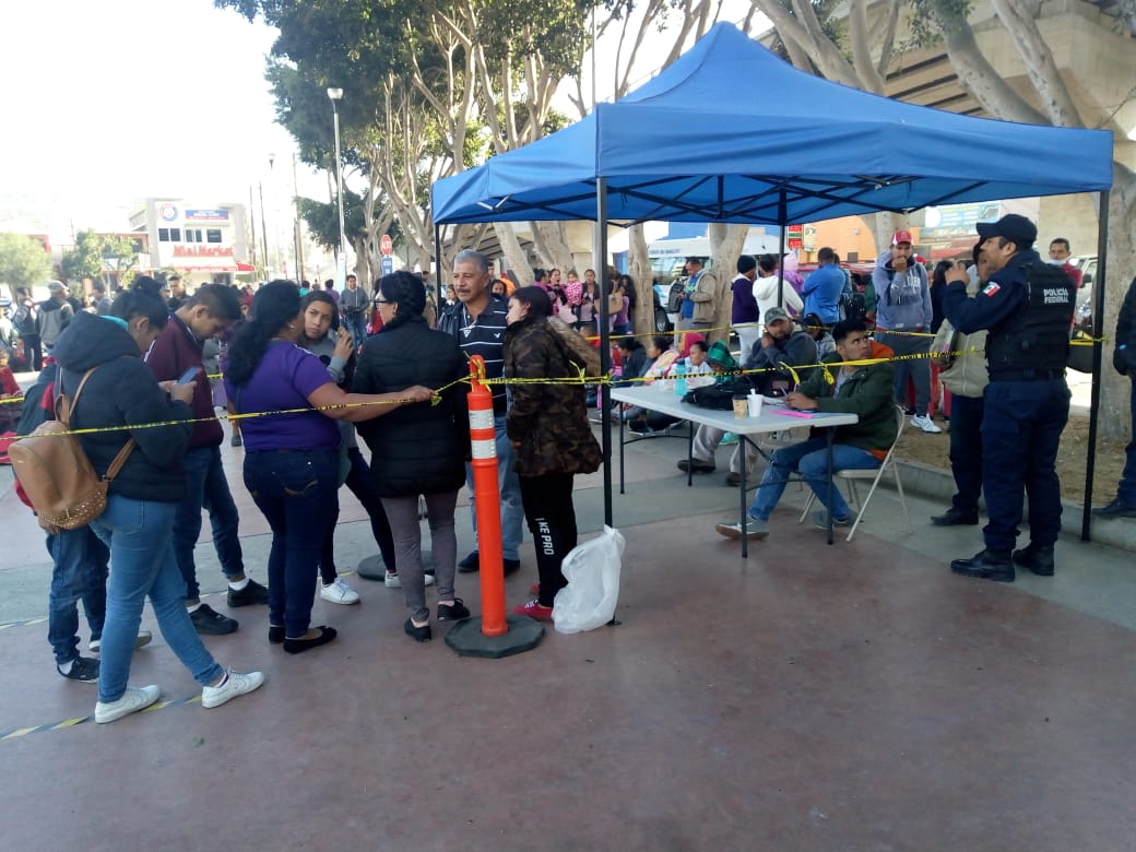 Migrantes se registran para pedir asilo político en Tijuana