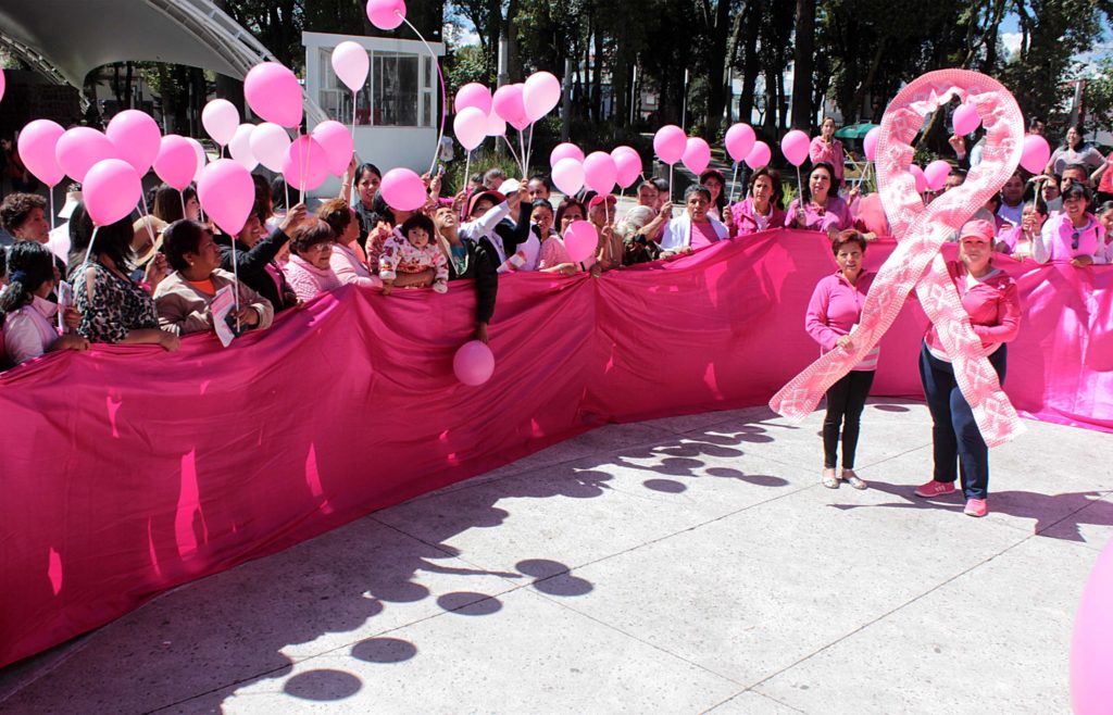 Moño rosa humano contra el cáncer