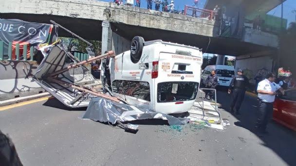 Combi cae desde un puente vehicular en Tlalnepantla; cierran carriles ...