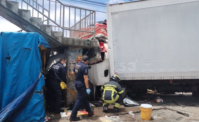 Detienen a chofer de tráiler que chocó y causó la muerte de 4 personas ...